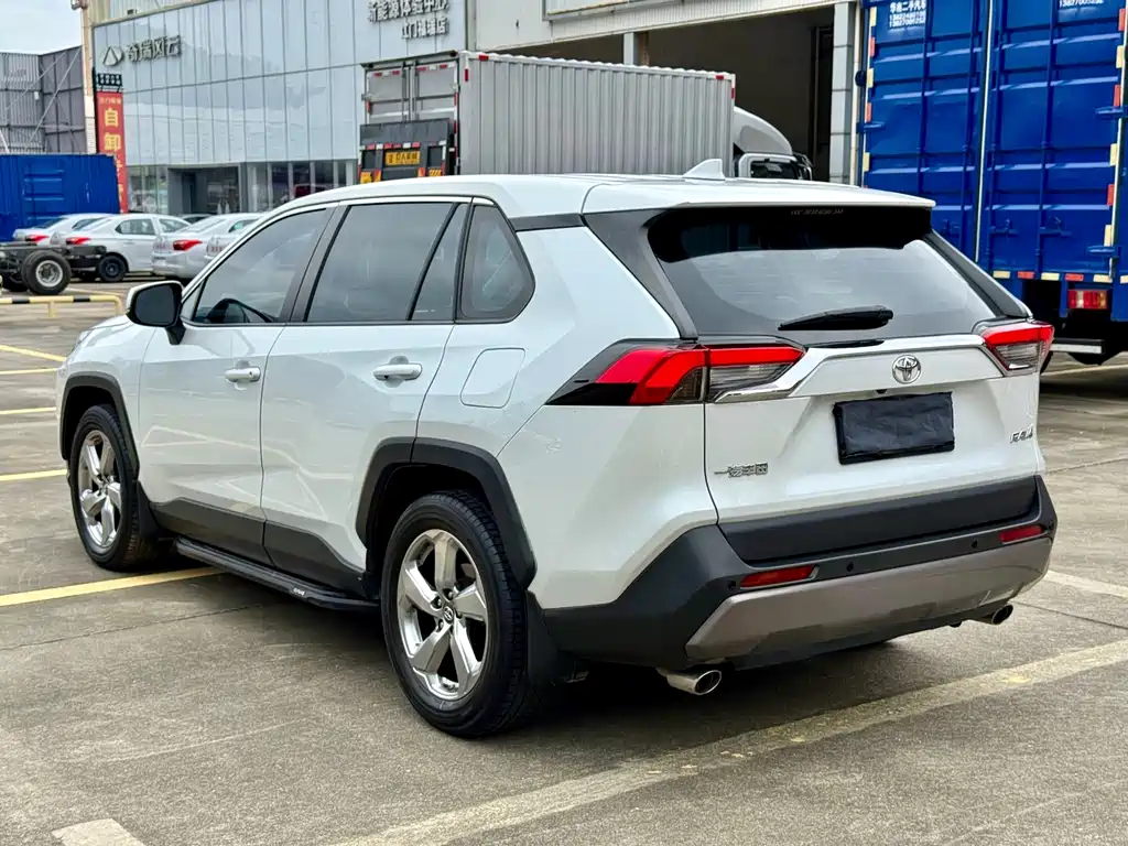 Toyota RAV4 — фото 6