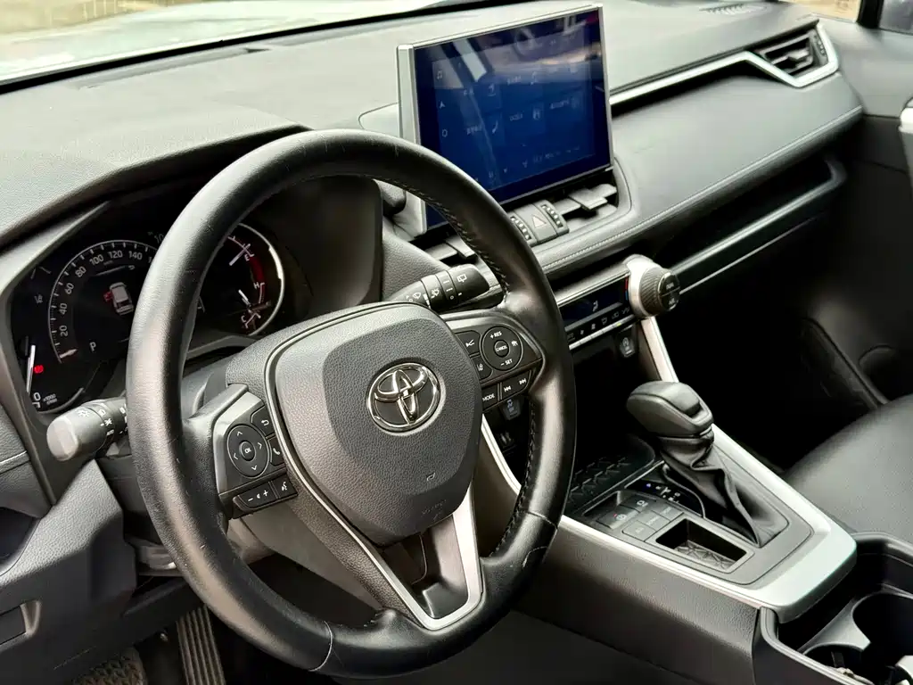 Toyota RAV4 — фото 8