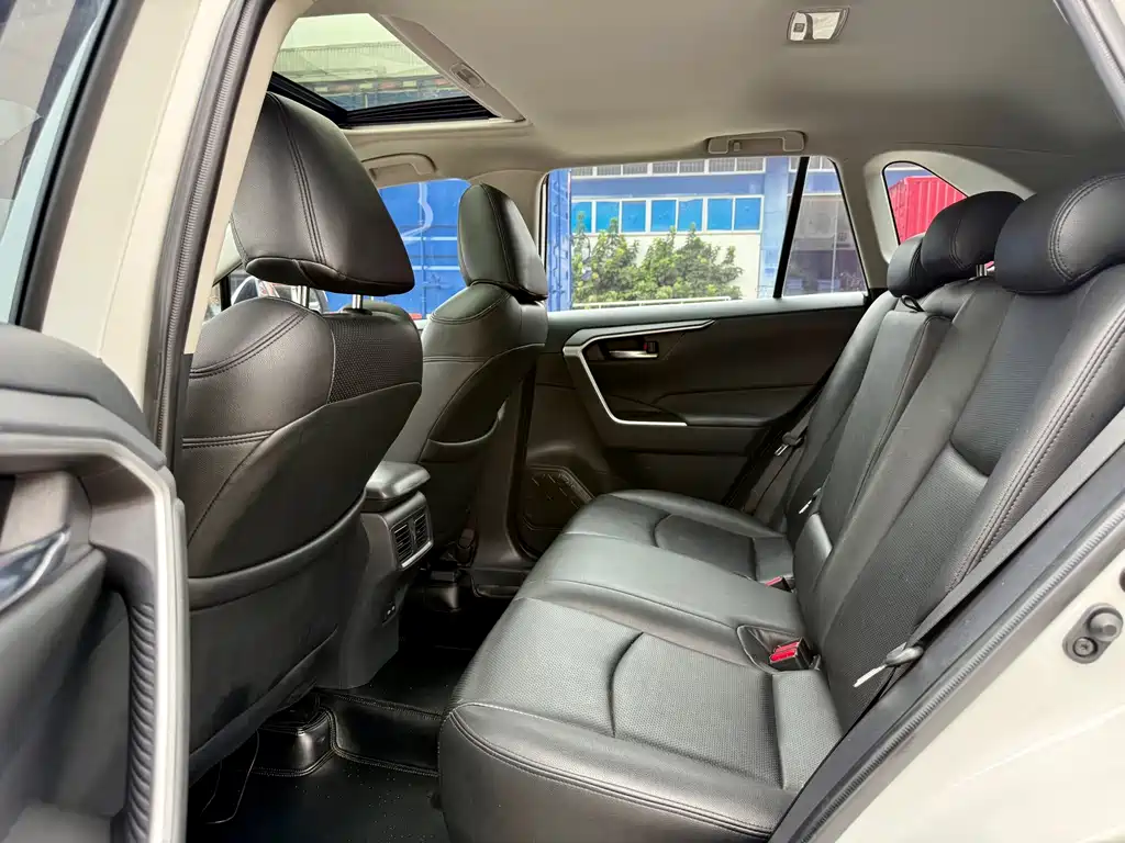 Toyota RAV4 — фото 9