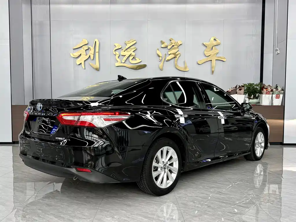 Toyota Camry — фото 15