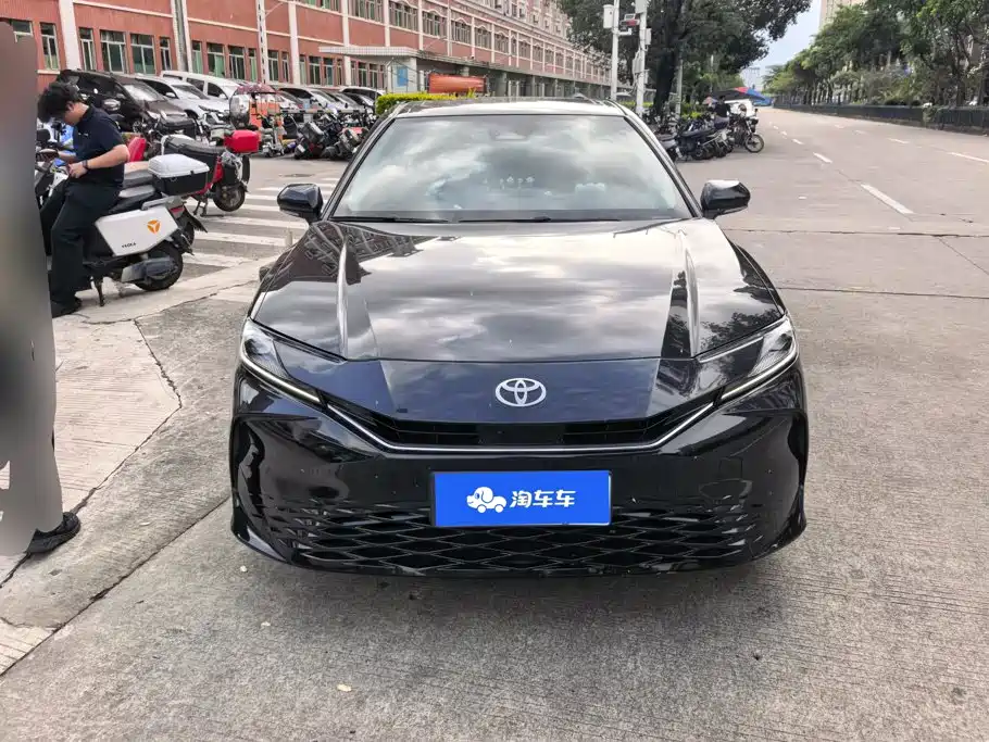 Toyota Camry — фото 2