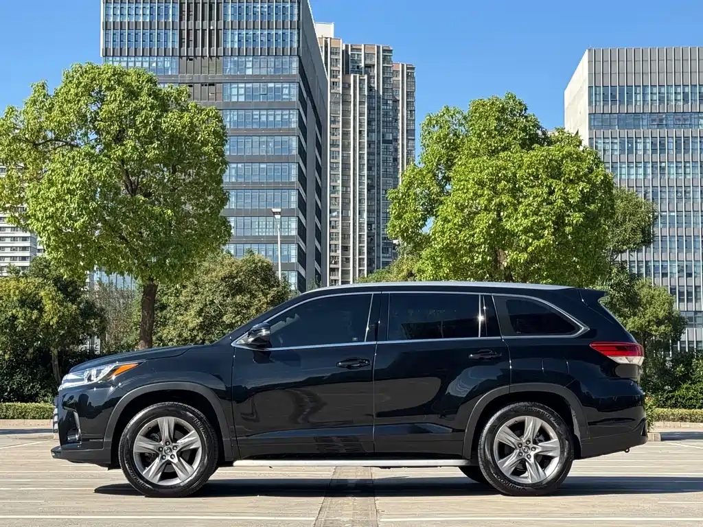 Toyota Highlander — фото 6