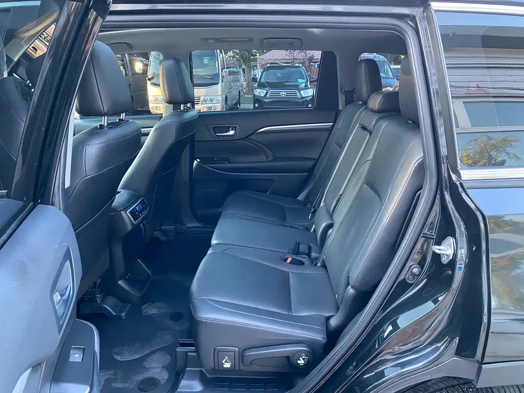 Toyota Highlander — фото 14