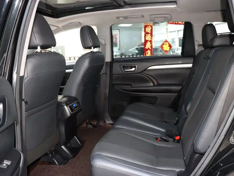 Toyota Highlander — фото 10