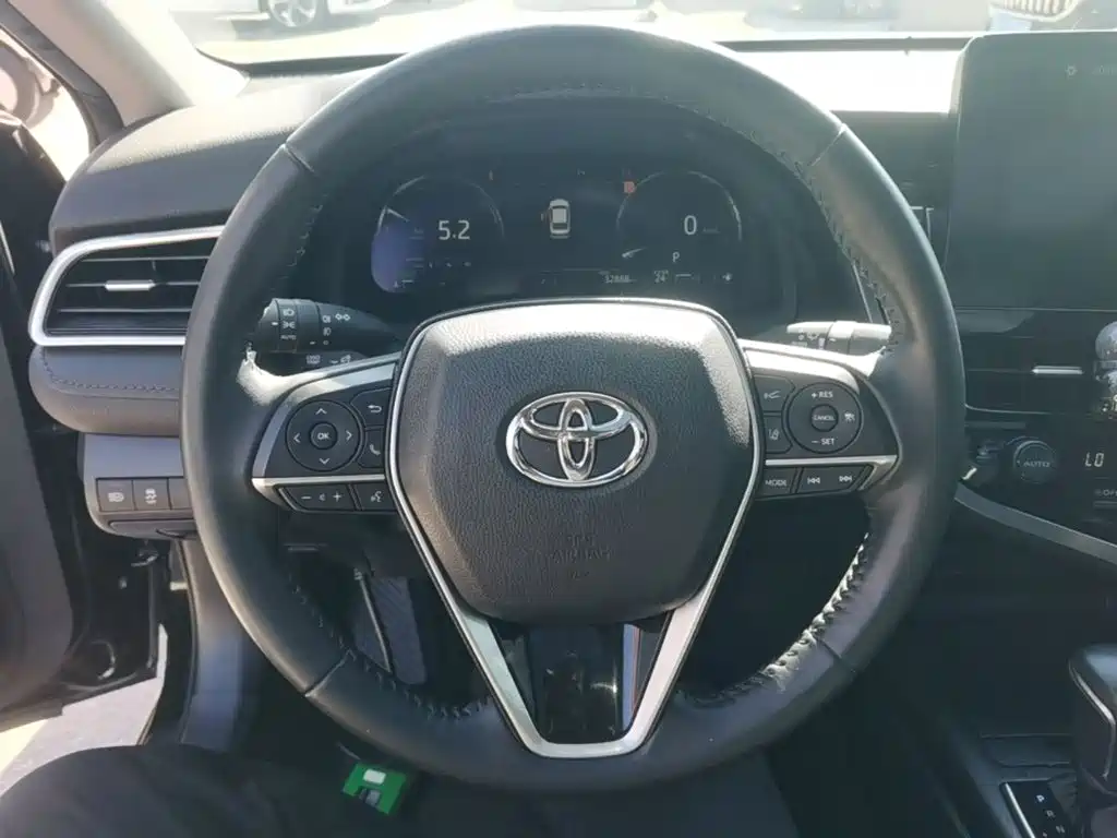Toyota Camry — фото 11