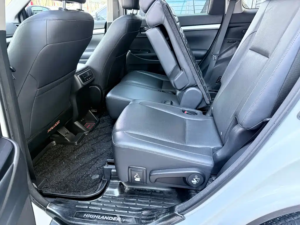 Toyota Highlander — фото 11