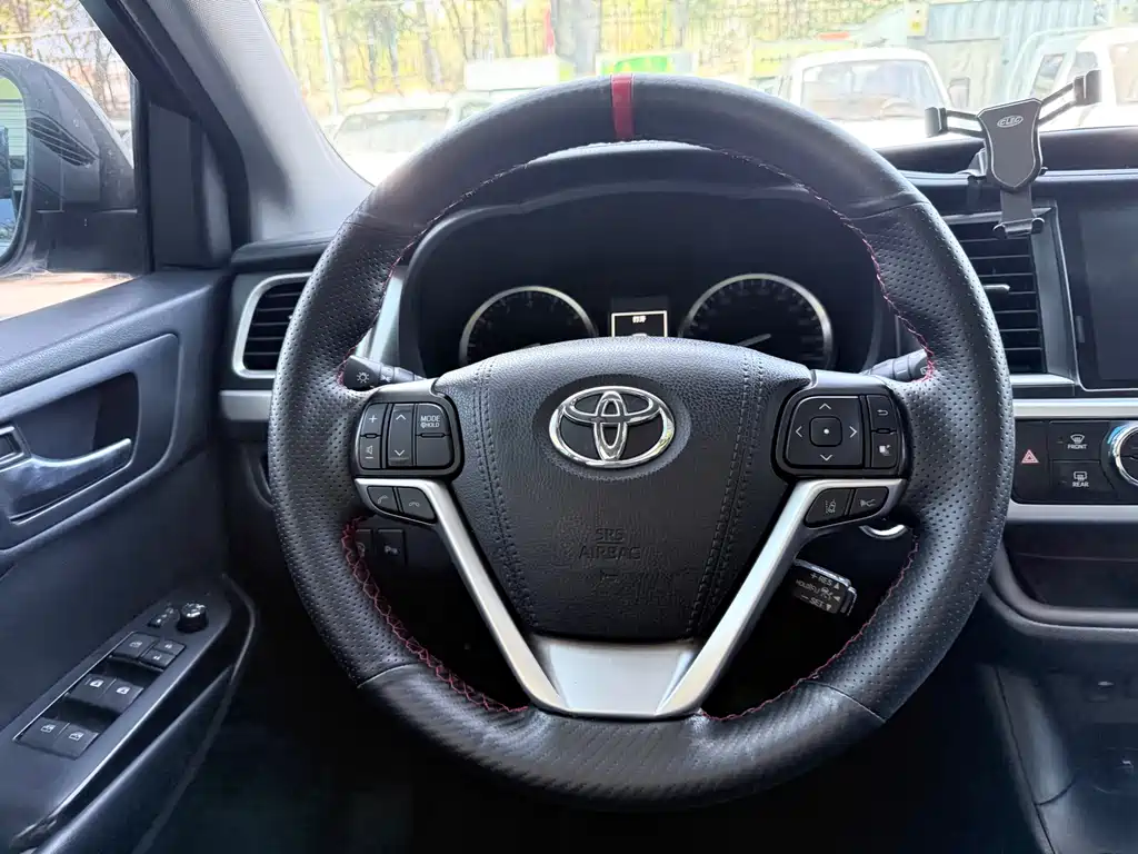 Toyota Highlander — фото 14