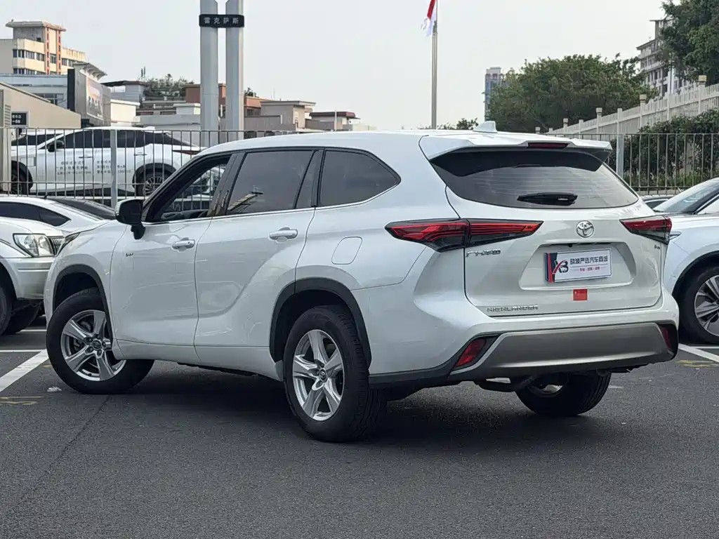 Toyota Highlander — фото 6