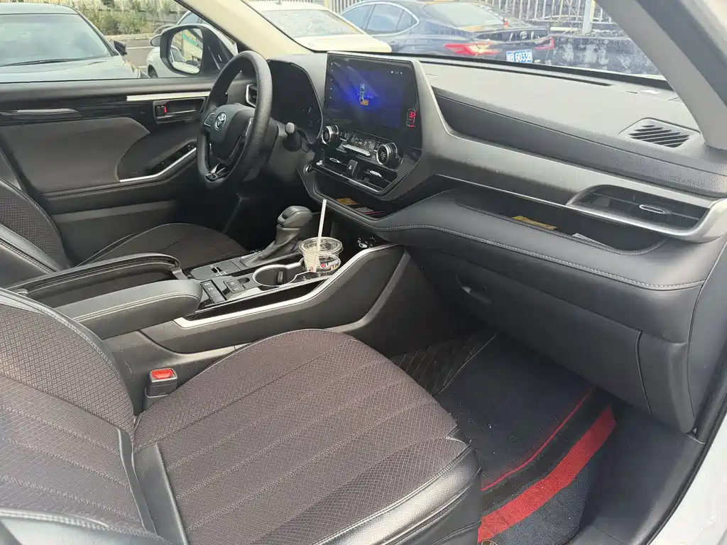 Toyota Highlander — фото 10