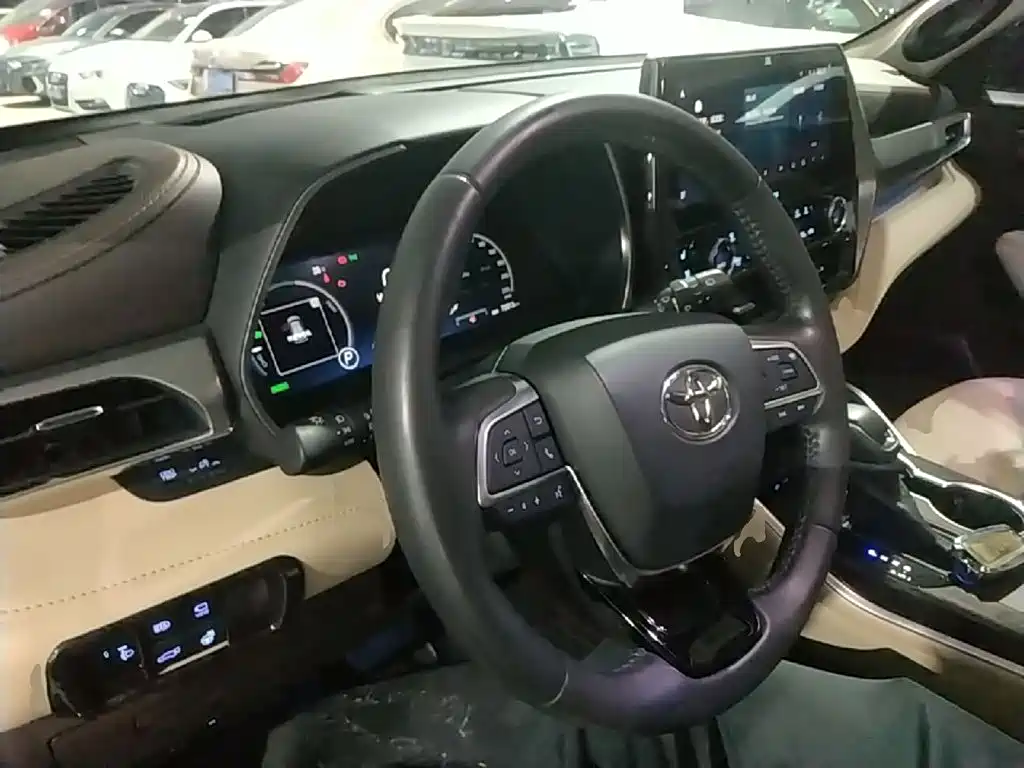 Toyota Highlander — фото 10