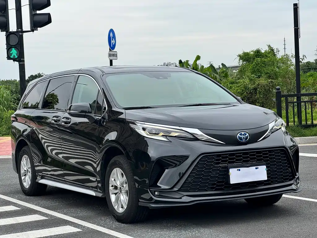 Toyota Granvia — фото 2