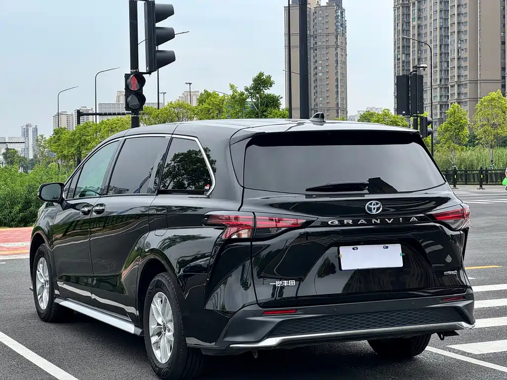 Toyota Granvia — фото 11