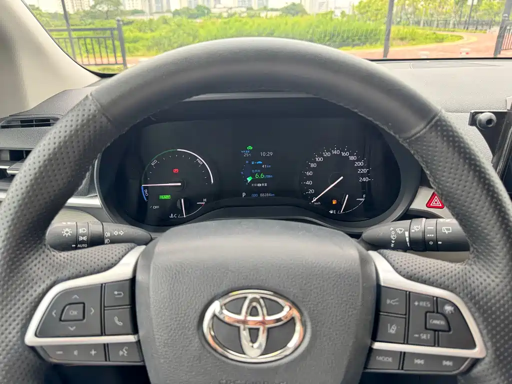 Toyota Granvia — фото 3