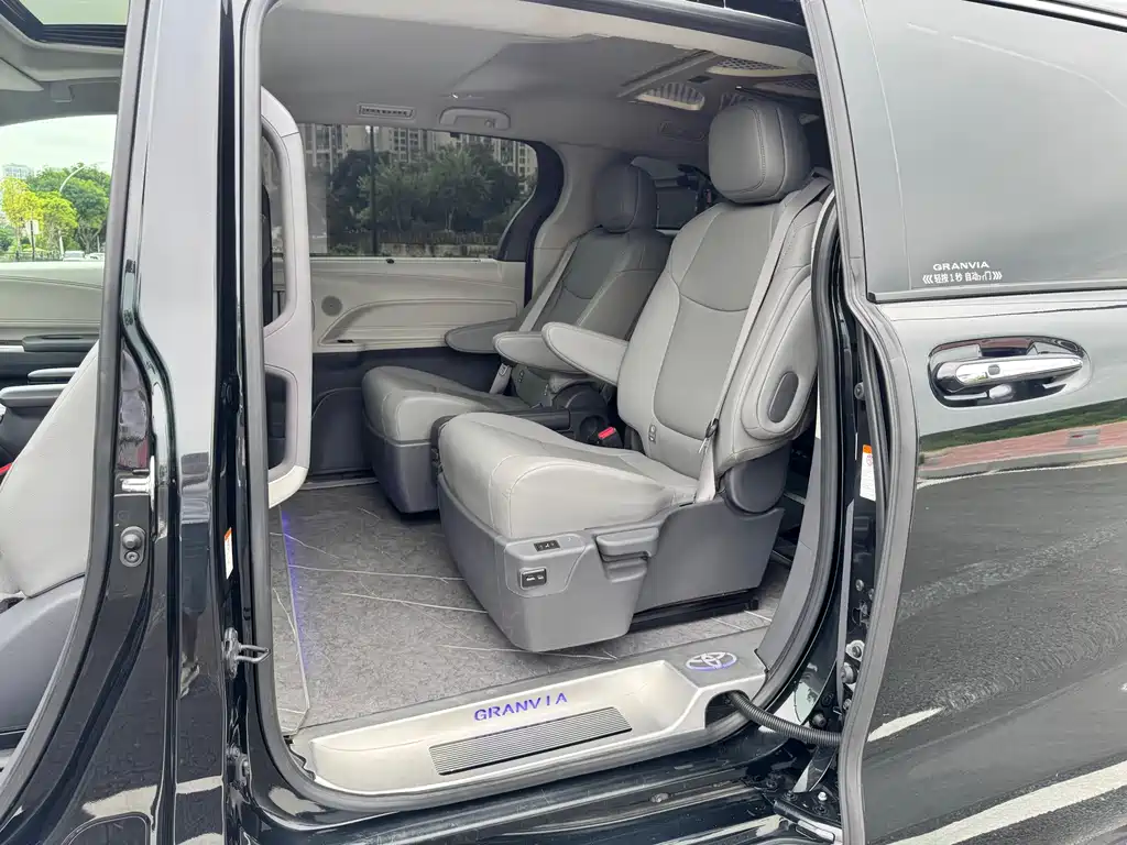 Toyota Granvia — фото 5