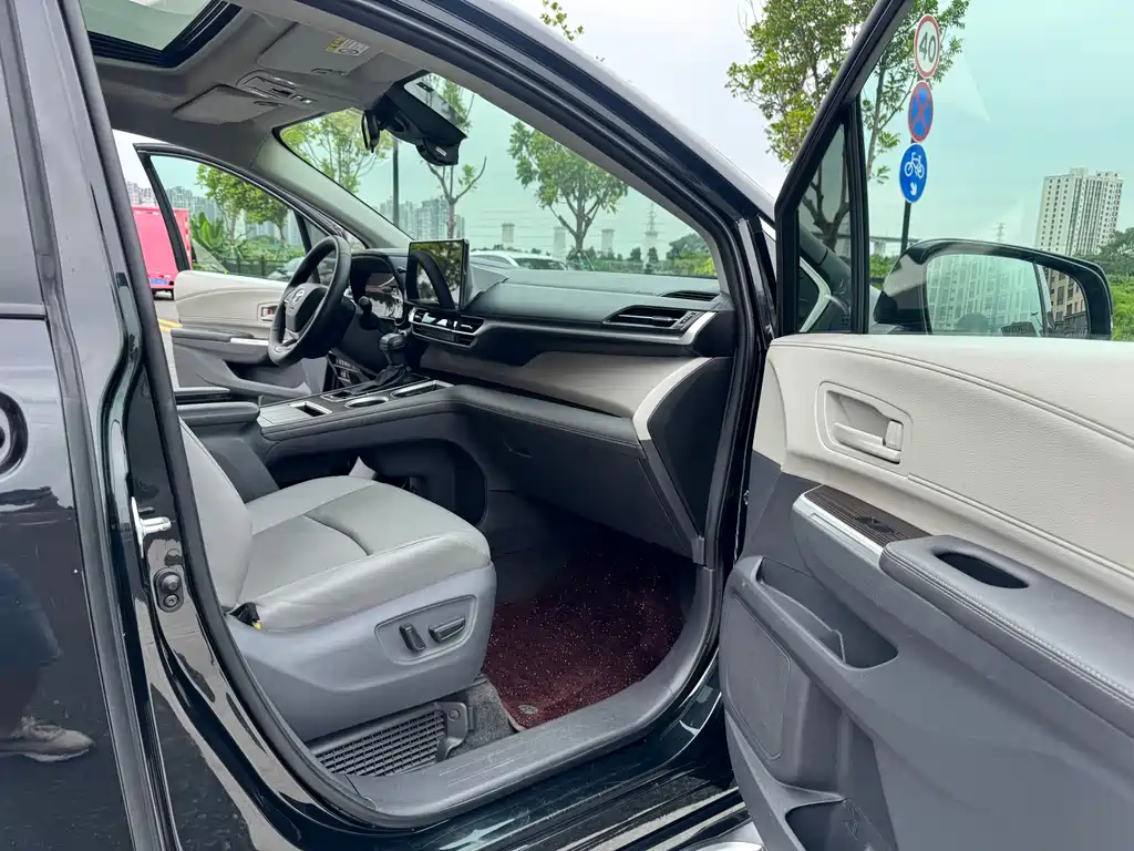 Toyota Granvia — фото 6