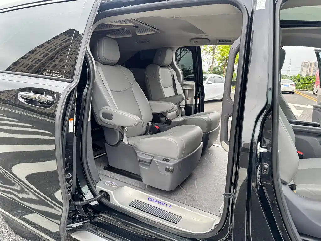 Toyota Granvia — фото 7