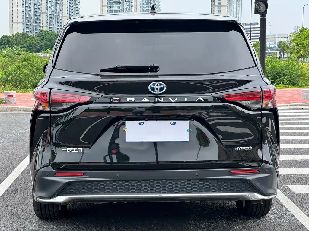 Toyota Granvia — фото 10