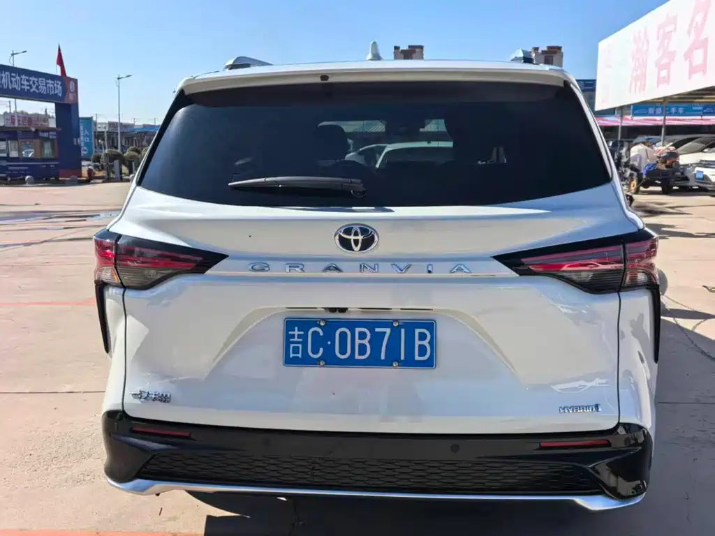 Toyota Granvia — фото 7