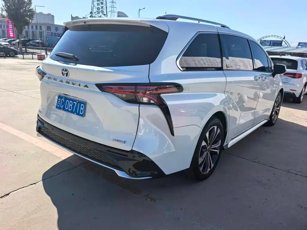 Toyota Granvia — фото 8
