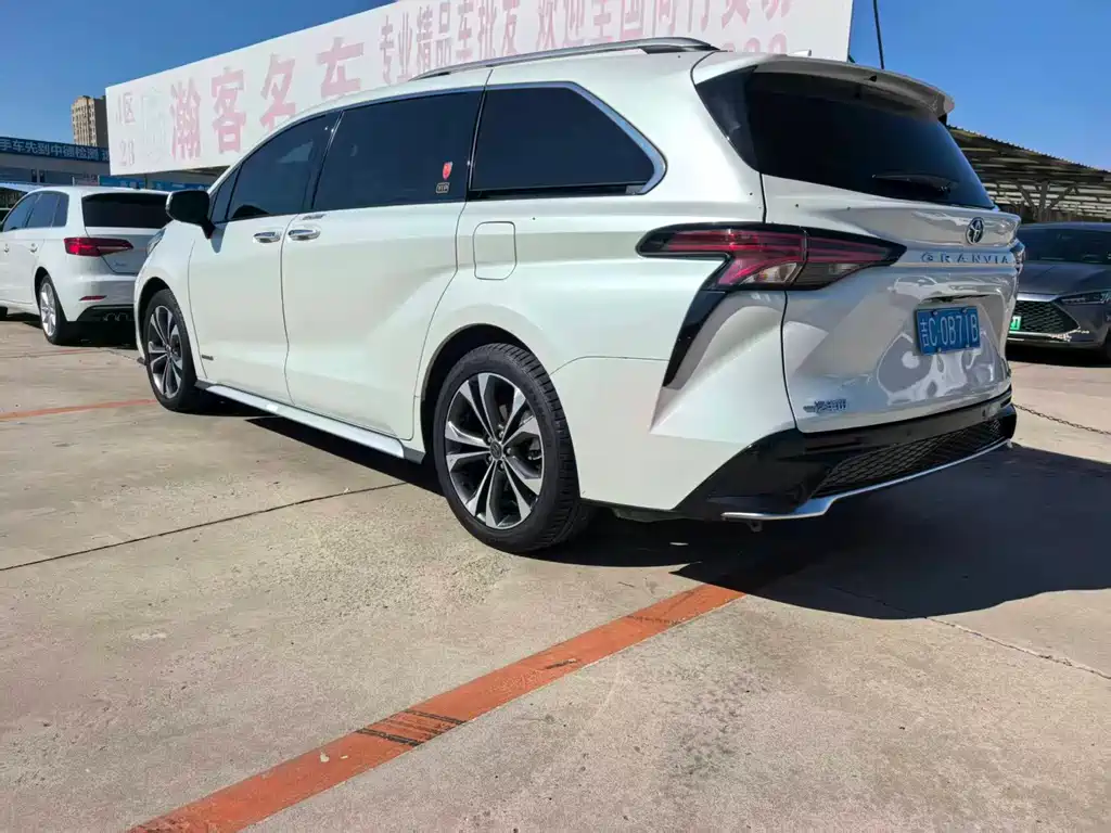 Toyota Granvia — фото 9