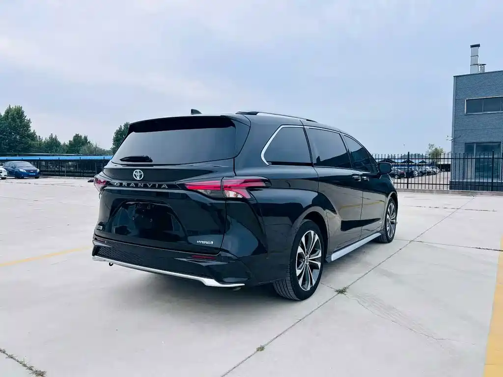Toyota Granvia — фото 2