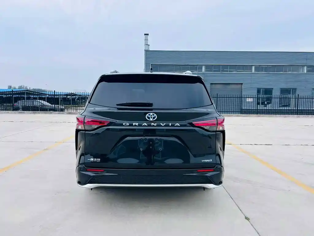 Toyota Granvia — фото 4