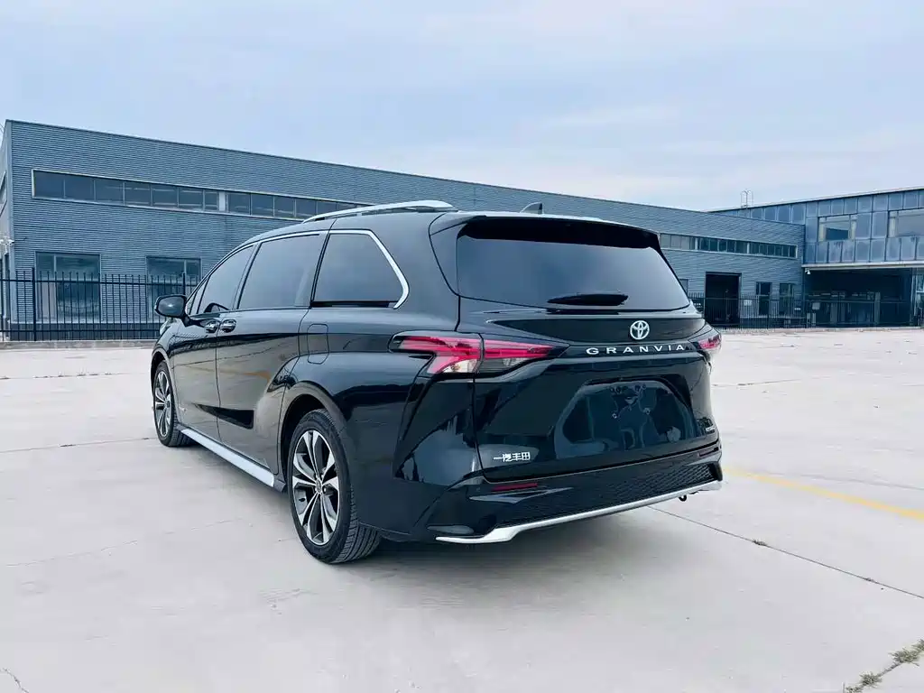 Toyota Granvia — фото 6