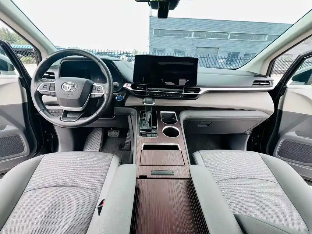 Toyota Granvia — фото 8