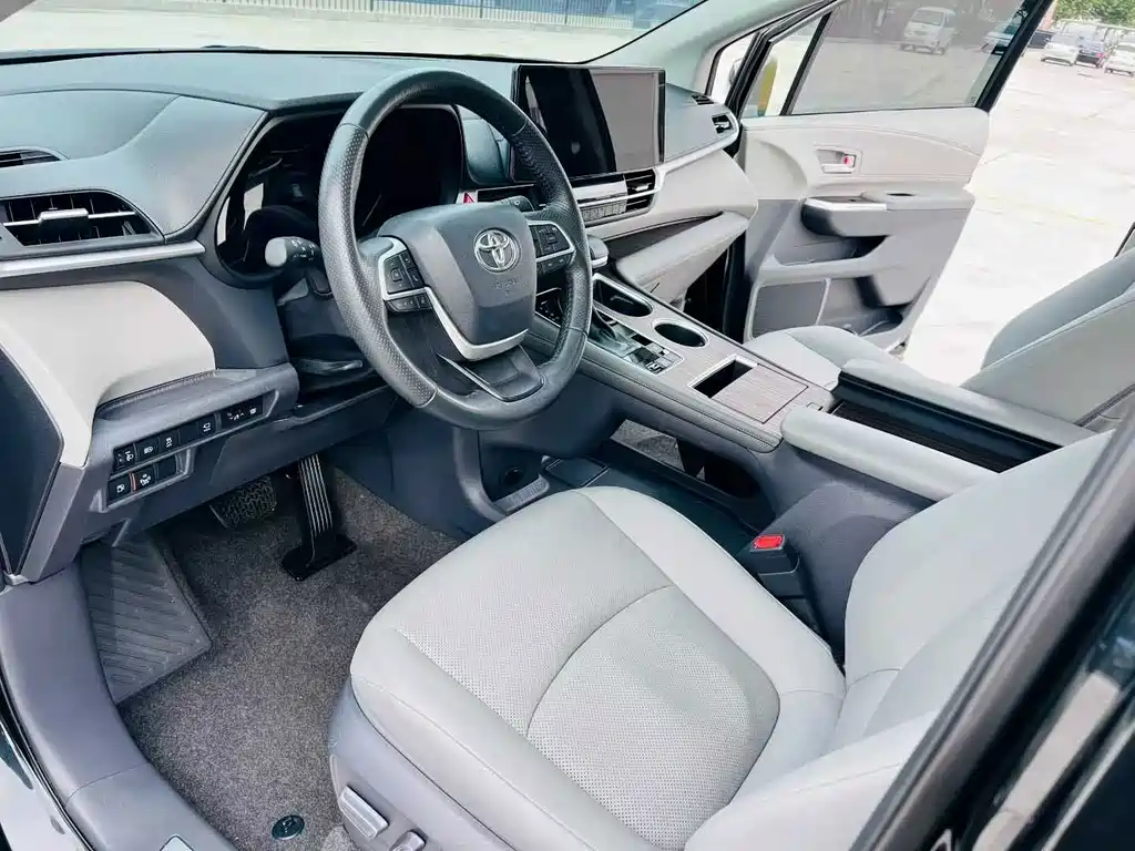 Toyota Granvia — фото 10