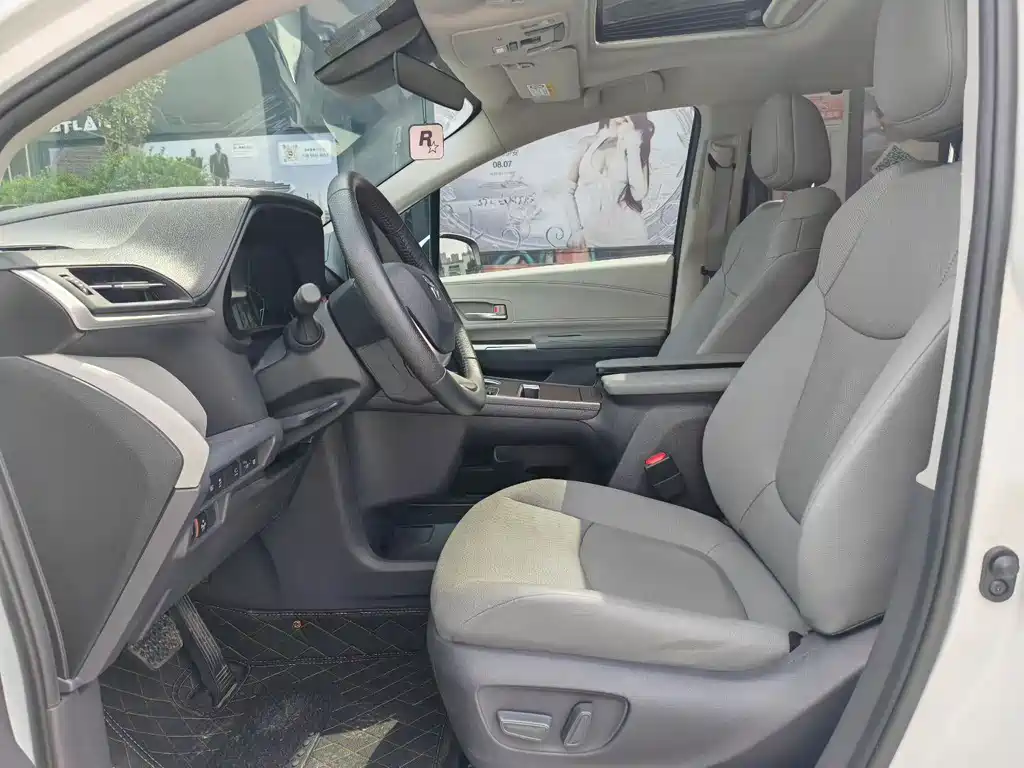 Toyota Granvia — фото 4