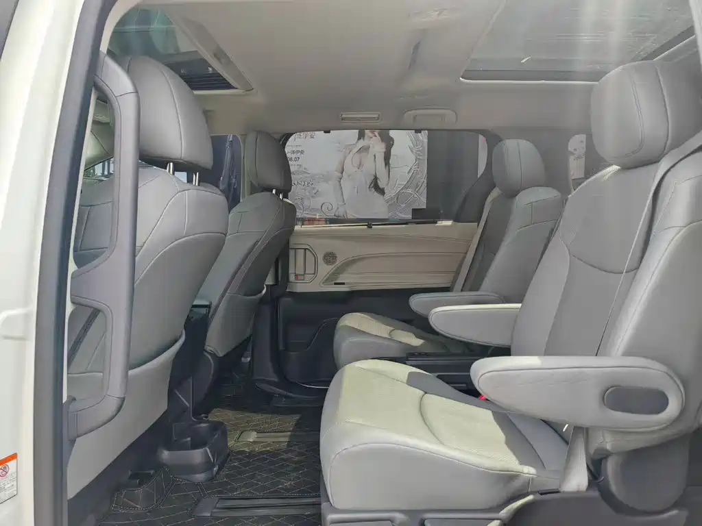 Toyota Granvia — фото 5