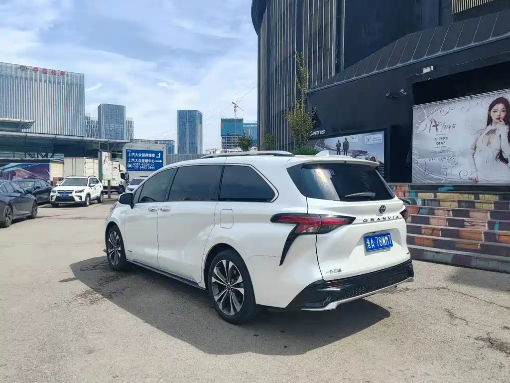Toyota Granvia — фото 7