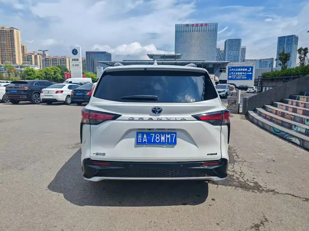 Toyota Granvia — фото 8
