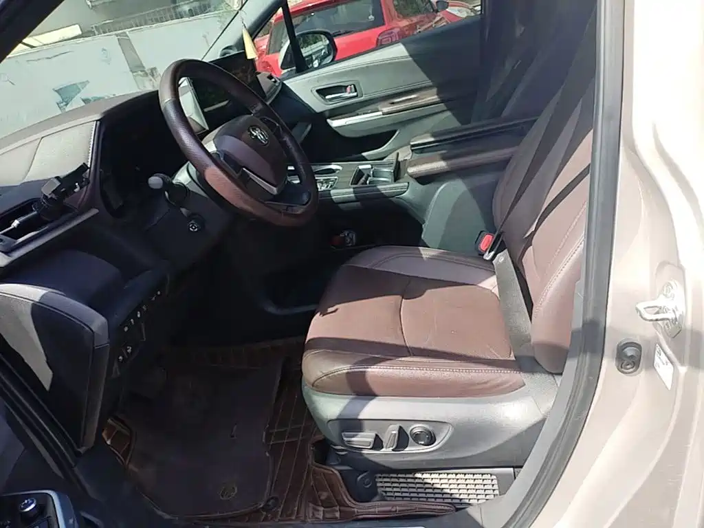 Toyota Sienna — фото 11
