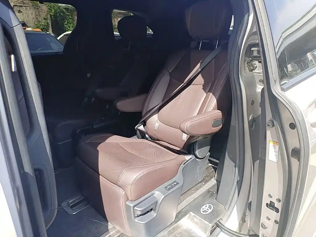 Toyota Sienna — фото 13