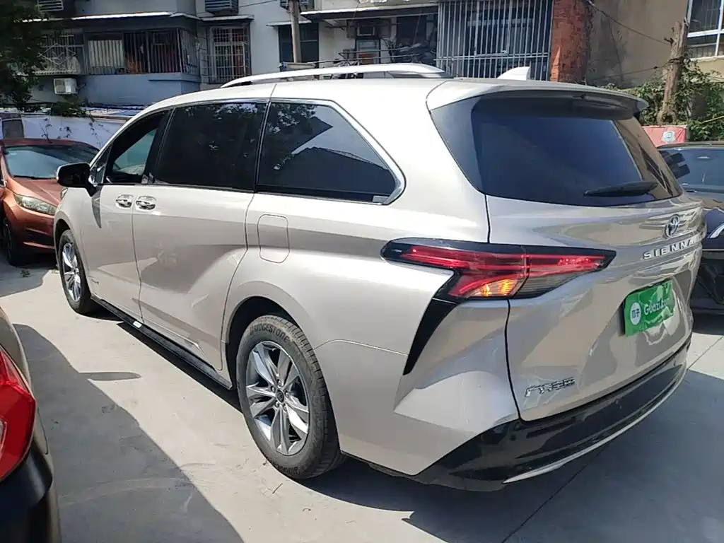 Toyota Sienna — фото 23