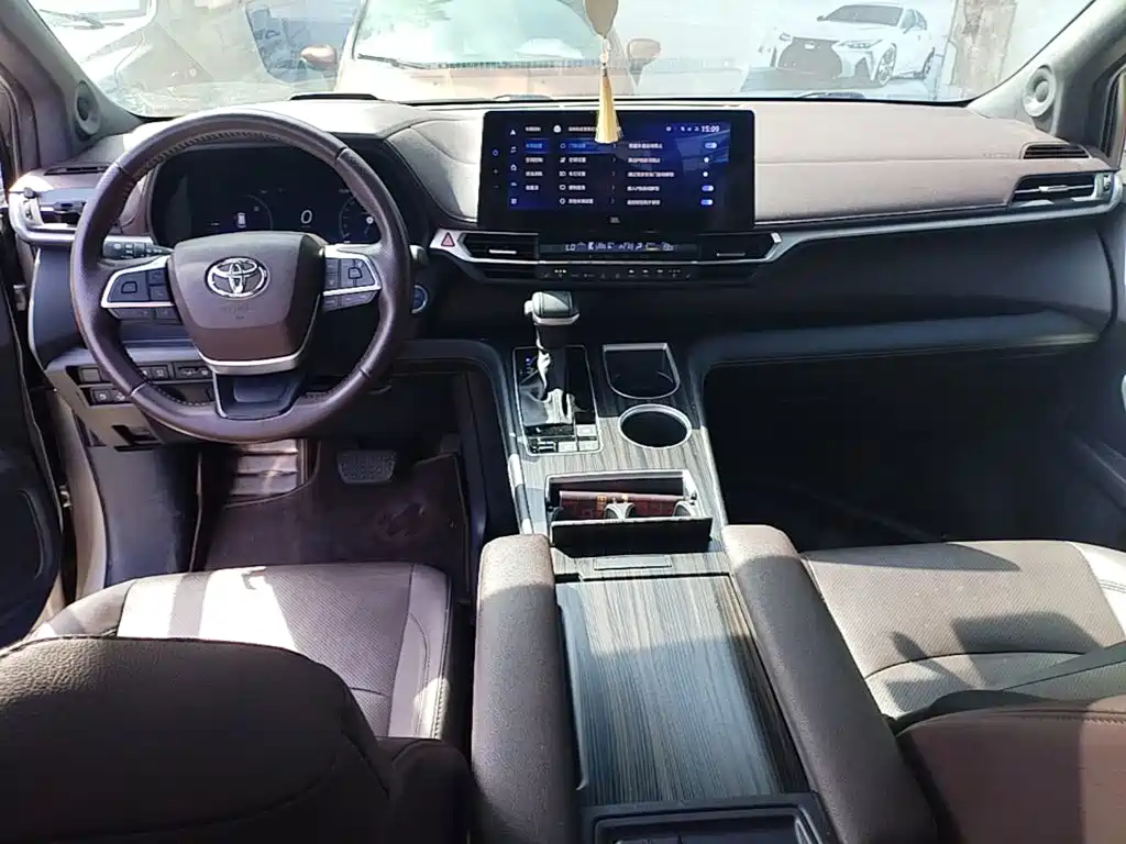 Toyota Sienna — фото 6