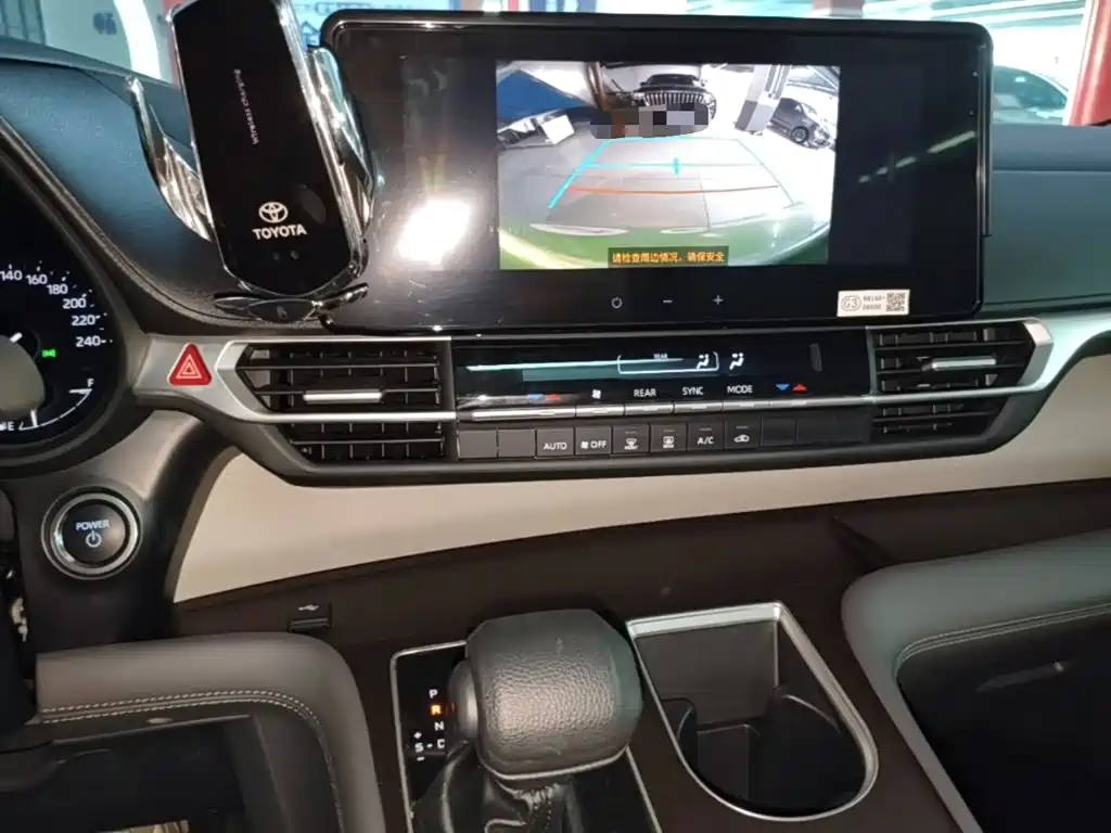Toyota Granvia — фото 13