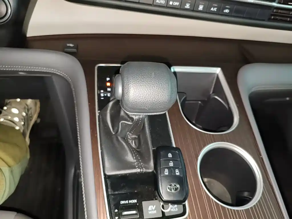 Toyota Granvia — фото 14