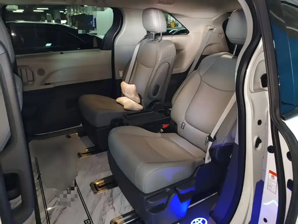 Toyota Granvia — фото 17