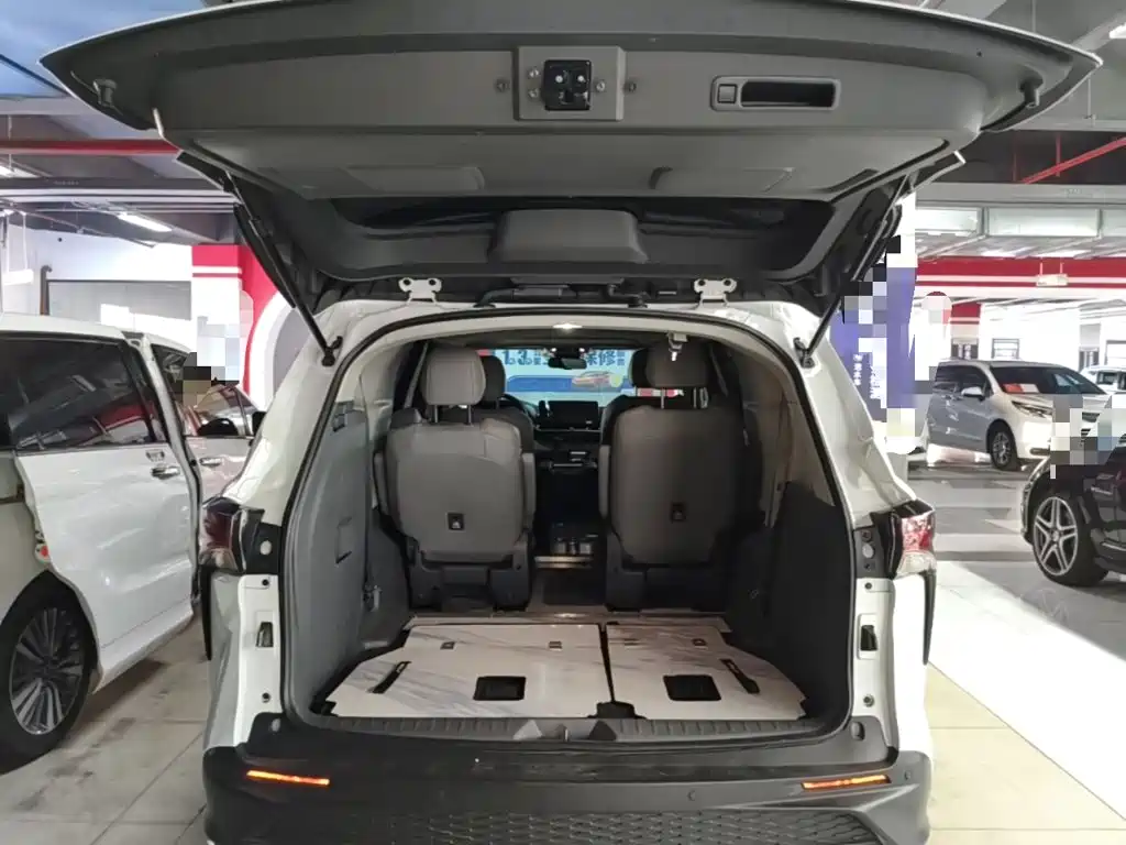 Toyota Granvia — фото 19