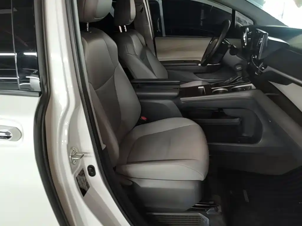 Toyota Granvia — фото 25