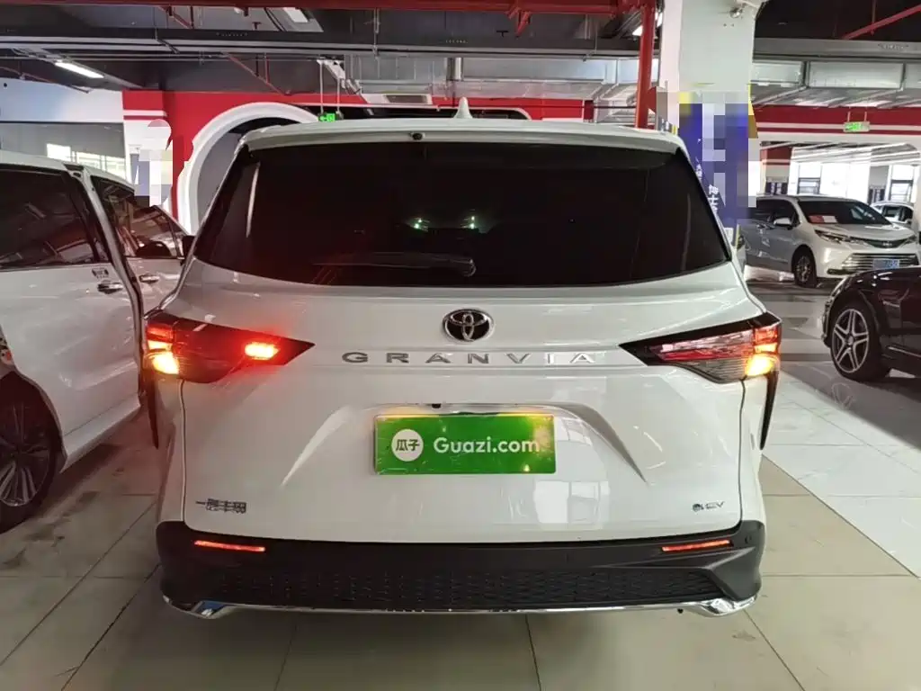 Toyota Granvia — фото 6