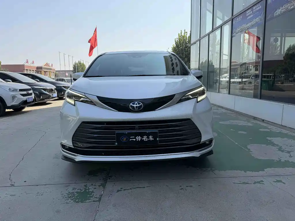 Toyota Sienna — фото 2