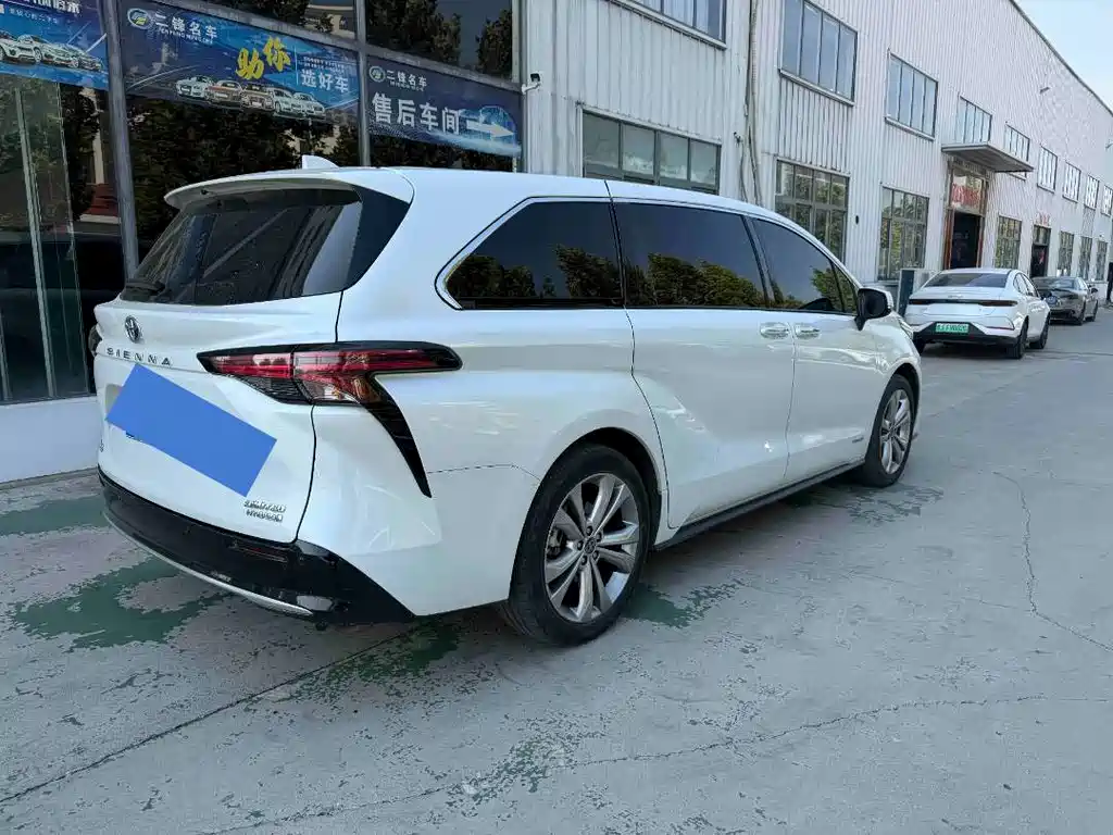 Toyota Sienna — фото 4