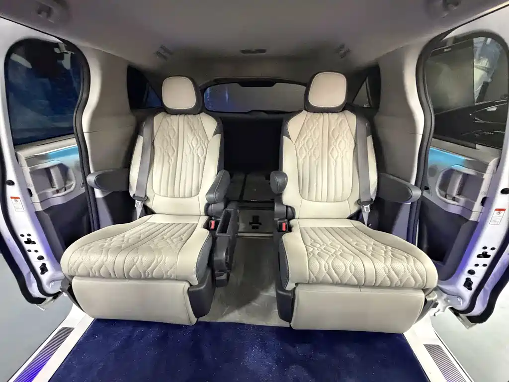 Toyota Granvia — фото 11