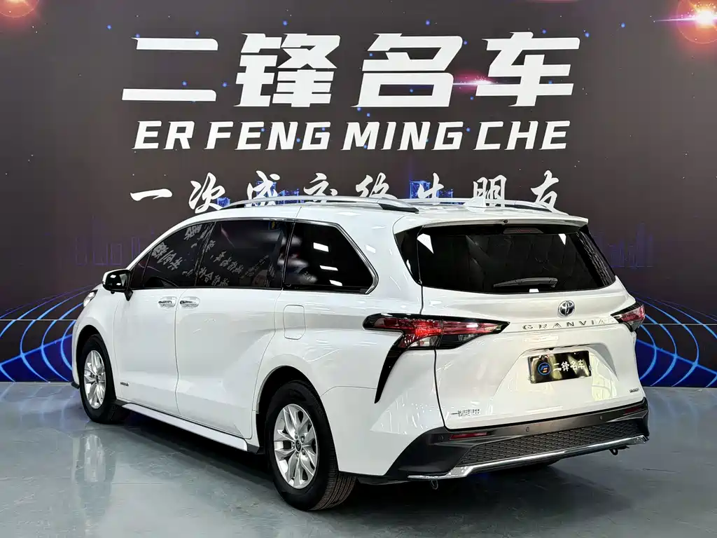 Toyota Granvia — фото 6
