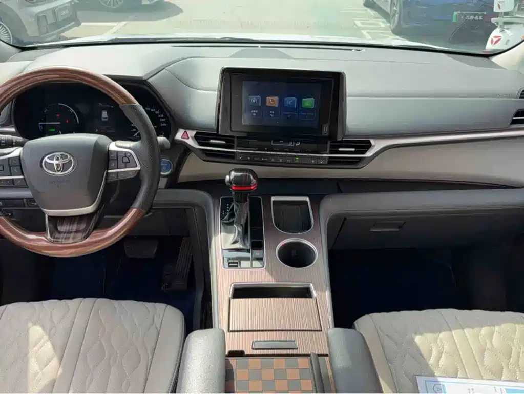 Toyota Granvia — фото 7