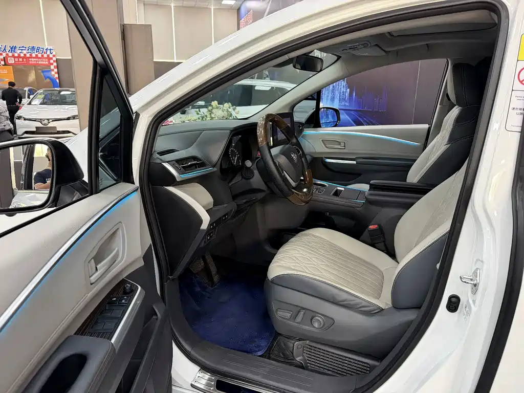 Toyota Granvia — фото 8