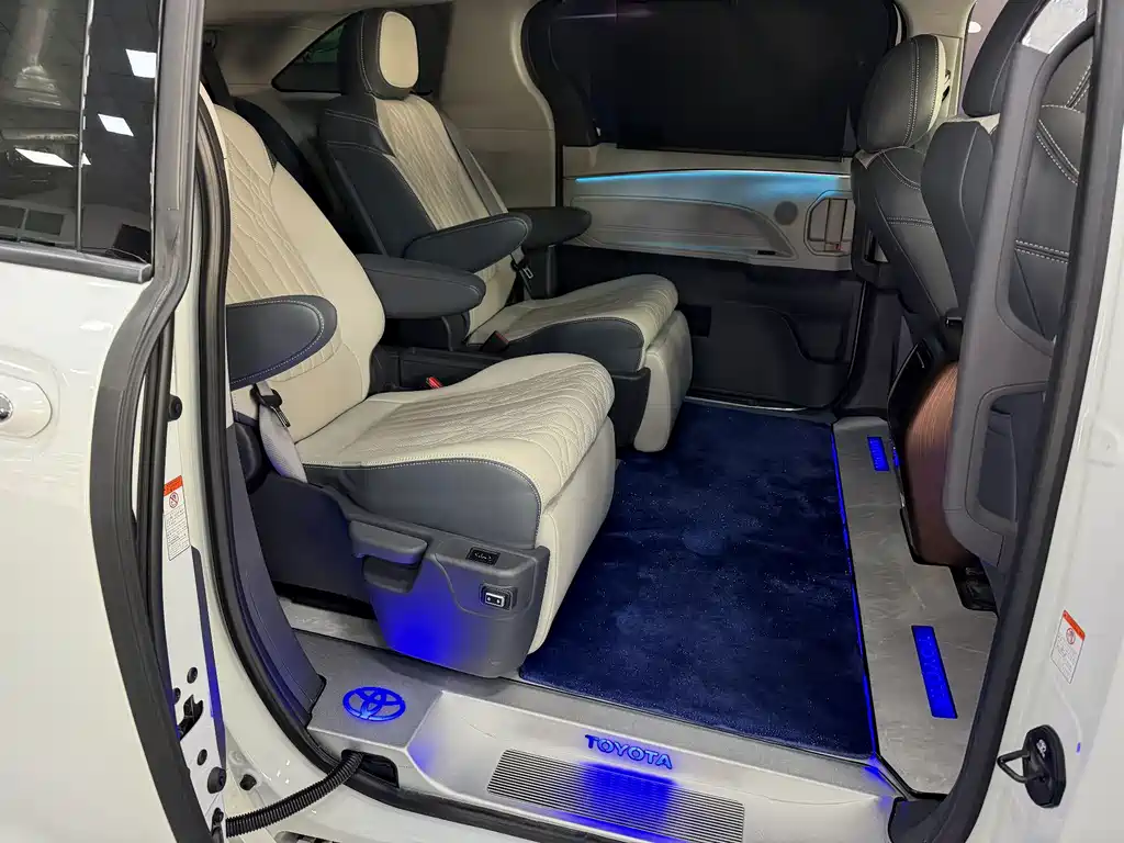 Toyota Granvia — фото 10
